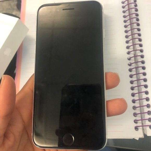 White Iphone SE - New out of box - With Fast charger included